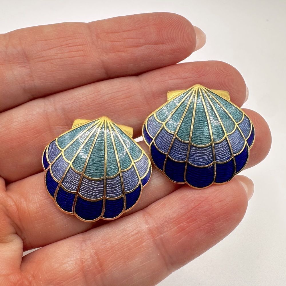 Beautiful vintage cloisonné‎ shell stud earrings!